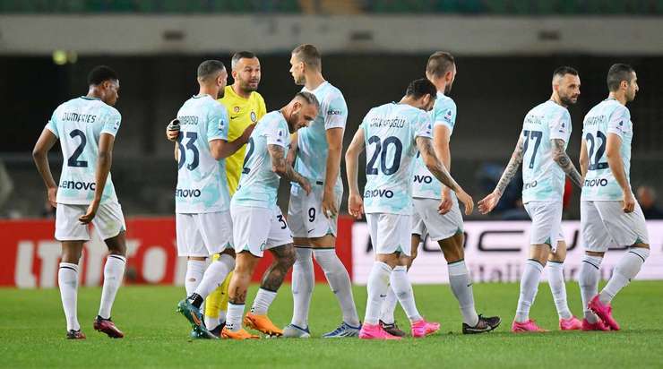 Adolfo Gaich (Verona) nỗ lực đánh đầu phá bóng sau một quả tạt của đối phương vào trong vòng cấm, nhưng thay vì vậy, anh lại vô tình đưa bóng vào sát góc phải khung thành. Thủ môn đã hoàn toàn bất lực trong tình huống vừa rồi.