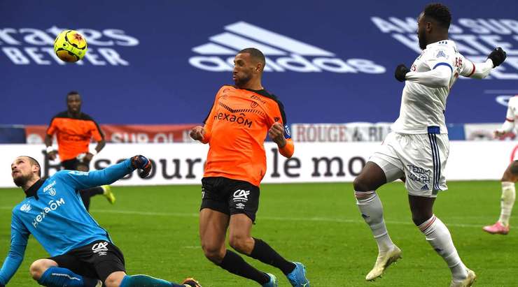 VÀO! Moussa Dembele (Lyon) nhận một đường chuyền và từ trong vòng cấm anh ấy lốp bóng qua Predrag Rajkovic, người đã ra khỏi vạch vôi. Một pha dứt điểm tuyệt vời! 3:0.