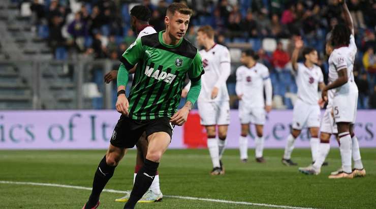Vào! Andrea Pinamonti (Sassuolo) sút bóng bật ra đi chìm vào chính giữa khung thành sau khi bóng đến chỗ anh ấy trong vòng cấm. Tỉ số là 1:0.