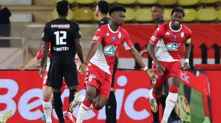 Vào! Aurelien Tchouameni (Monaco) sút bóng bật ra vào góc phải phía dưới sau khi bóng đến chỗ anh ấy trong vòng cấm. Tỉ số là 1:0.