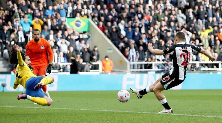 Vào! Ryan Fraser (Newcastle Utd) đã có mặt đúng lúc đúng chỗ để lấy bóng bật ra trong vòng cấm, và anh ấy sút bóng đi chìm vào phía trong cột dọc bên trái. Tỉ số là 1:0.