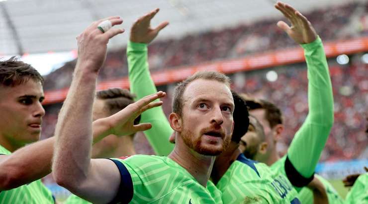 Vào! Maximilian Arnold (Wolfsburg) sút bóng vào góc trái khung thành, vượt qua tầm với của Lukas Hradecky dù thủ môn đã đổ người hết cỡ.