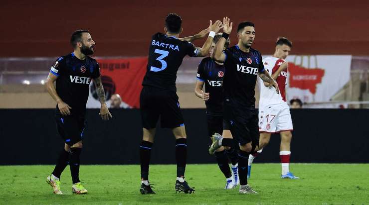 Anastasios Bakasetas (Trabzonspor) ghi bàn! Anh ấy đón một đường chuyền của đồng đội và tung một cú sút hoàn hảo từ rìa vòng cấm, đi vào góc thấp bên phải khung thành, vượt quá tầm với của thủ môn.