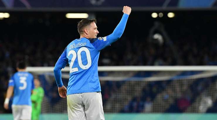 Piotr Zielinski (Napoli) không phạm sai lầm nào, anh ta chờ thủ môn Kevin Trapp đổ người rồi mới sút bóng nhẹ nhàng vào chính giữa khung thành.