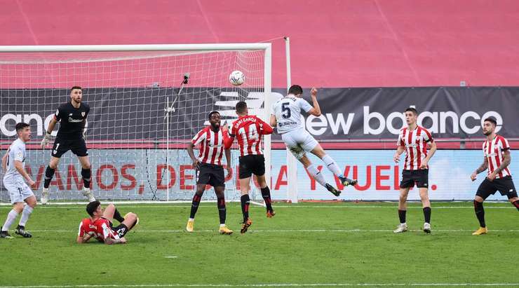 Tỉ số đã thay đổi – 1:1. Carlos Soler treo bóng rất đẹp từ chấm phạt góc vào vòng cấm và Gabriel (Valencia) bật lên lên cao nhất, đánh đầu vào sát mé trong cột dọc bên trái.