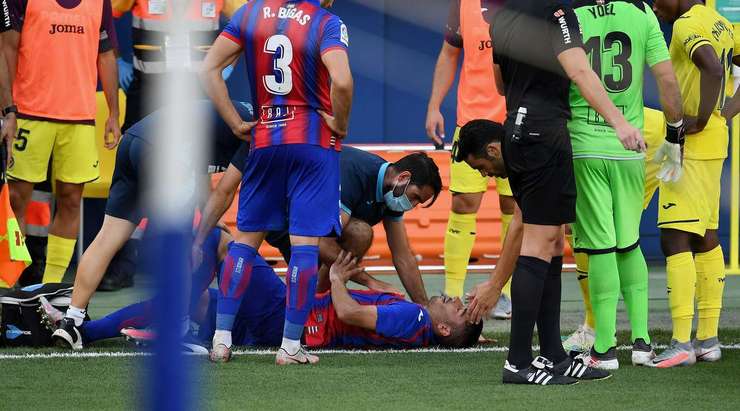Cote (Eibar) đang phải trải qua những phút giây đau đớn. Chúng ta chờ xem chấn thương của anh ấy nghiêm trọng đến mức nào.