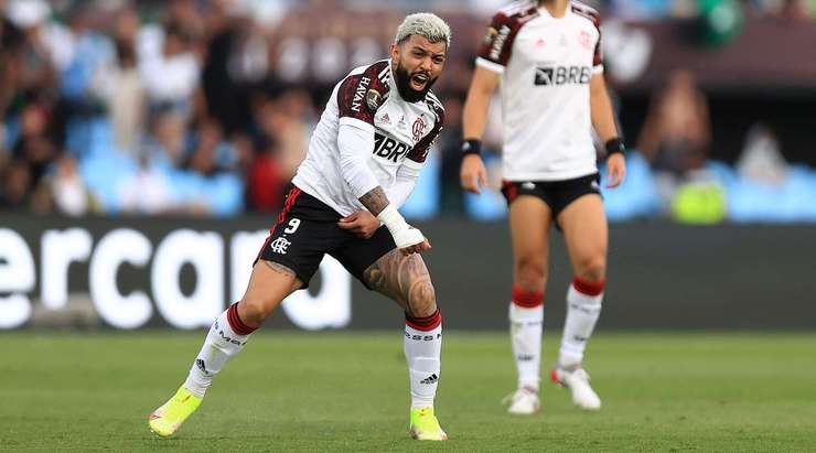 Gabriel Barbosa (Flamengo RJ) nhận một đường chuyền đẹp mắt từ đồng đội và tung cú sút chìm vào góc thấp bên trái khung thành. Một bàn thắng tuyệt vời!