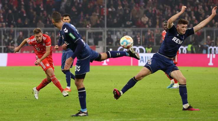 Vào! Bóng được chuyền rất vừa tầm chân của Joshua Kimmich (Bayern Munich) và cầu thủ này có một cú sút cực mạnh, đưa bóng đi đập phần trên của cột dọc bên phải vào lưới. Đây có thể là bàn thắng đẹp nhất của tháng.