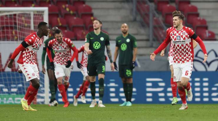 Vào! Jae-Sung Lee chuyền cho Anton Stach (Mainz) tại rìa vòng cấm và anh ấy tìm đến bên trái mành lưới với một pha dứt điểm tuyệt vời. Tỉ số là 2:0.
