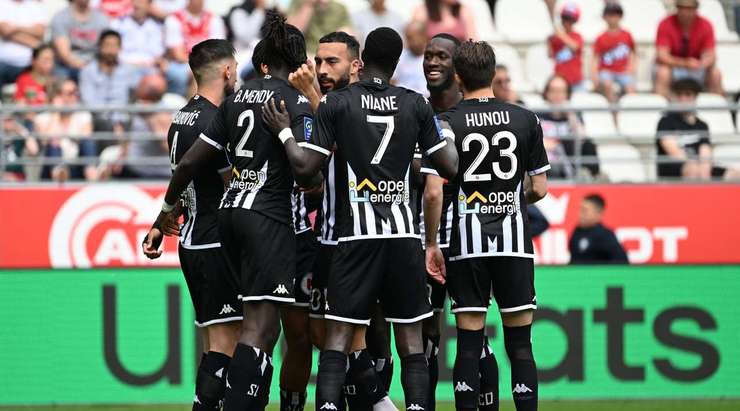 Vào! Halid Sabanovic (Angers) sút bóng bật ra vào góc trái phía trên sau khi bóng đến chỗ anh ấy trong vòng cấm. Tỉ số là 1:1.