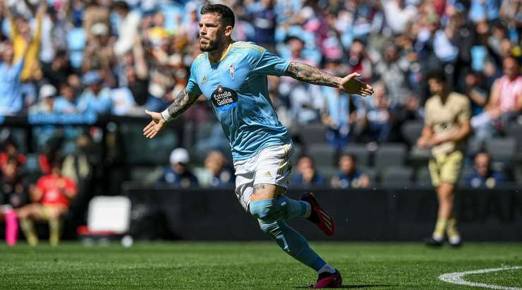 Một khoảnh khắc đẹp mắt! Carles Perez (Celta Vigo) lấy bóng và tung một cú sút mạnh từ xa. Đó là một quyết định sáng suốt và pha dứt điểm vừa rồi đã đi thẳng vào góc thấp bên phải khung thành. Thủ môn Fernando Martinez chỉ có thể lắc đầu trong tuyệt vọng! Tỉ số đã được nâng lên 2:2.