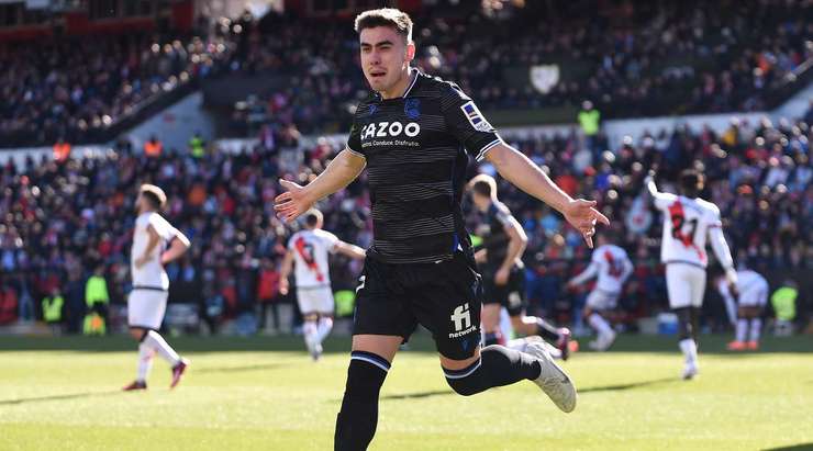 Vào! Ander Barrenetxea (Real Sociedad) lấy bóng bật ra trong vòng cấm và sút thành bàn, vào bên phải mành lưới.