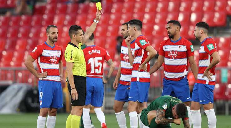 Yangel Herrera (Granada CF) bị phạt thẻ sau khi làm ngã đối phương. Trọng tài Carlos Del Cerro đã có một quyết định dễ dàng.