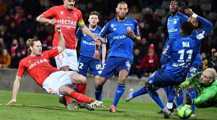 Vào! Renaud Ripart (Nimes) là người nhanh nhất phản ứng với pha bóng bật ra và sút bóng vào lưới. Tỉ số là 1:0.