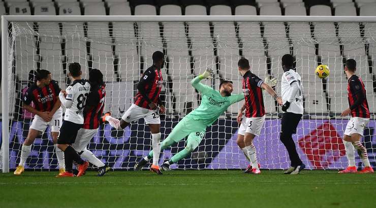 Simone Bastoni (Spezia) đang ở một vị trí rất thuận lợi gần rìa vòng cấm. Anh nhận được một đường chuyền ở tầm thấp từ đồng đội và tung một cú sút một chạm, bóng đi sượt cột dọc bên phải vào lưới!