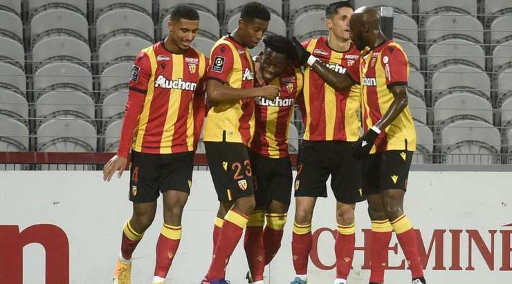 Arnaud Kalimuendo (Lens) bật cao tung cú đánh đầu vào bên trái khung thành. Gautier Larsonneur không thể chặn bóng và tỉ số là 1:0.