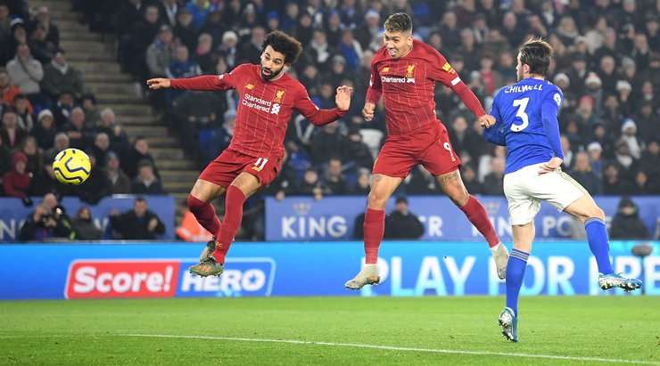 Vào! Trent Alexander-Arnold thực hiện một đường lob bóng gọn gàng vào vòng cấm cho Roberto Firmino (Liverpool), người đã chiến thắng trong pha không chiến với hậu vệ đối phương trước khi đánh đầu vào góc thấp bên phải khung thành từ cự ly gần. Tỉ số là 0:1.