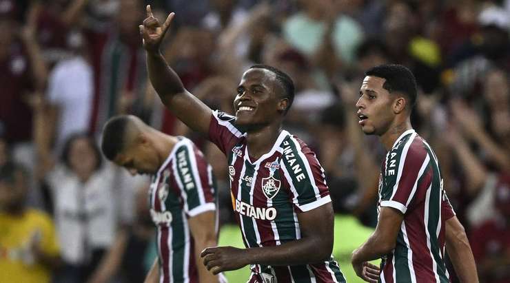 Bàn thắng đến từ một tình huống phối hợp đồng đội tuyệt vời! Jhon Arias (Fluminense) đón một đường chuyền hoàn hảo và tung một cú sút chìm xuất sắc vào giữa khung thành. Thủ môn không thể làm gì với những cú sút như thế.