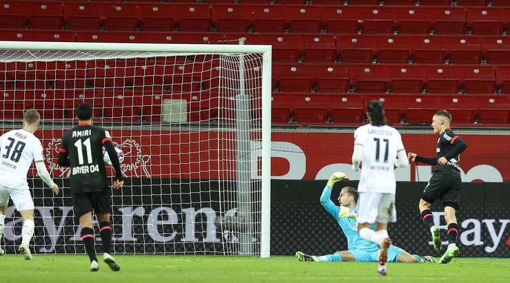 Vào! Florian Wirtz (Bayer Leverkusen) khống chế đẹp mắt một đường chuyền hơi mạnh của Patrik Schick ở một vị trí trong vòng cấm. Anh chạy cắt mặt một hậu vệ đối phương và sút bóng gọn gàng vào chính giữa khung thành. Tỉ số là 3:1.