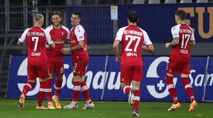 Vào! Sau khi nhận một đường chuyền tốt, Lucas Holer (Freiburg) nhanh chân tung một cú sút chìm vào chính giữa khung thành, đưa bóng lọt qua người thủ môn. Khi có may mắn thì đúng là sút kiểu gì cũng vào!