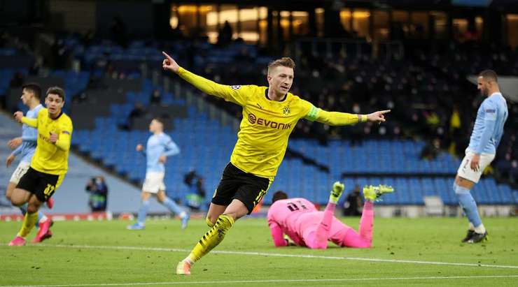 Vào! Erling Haaland kiến tạo cho Marco Reus (Dortmund) một đường chuyền tốt trong vòng cấm. Nó cho phép anh ấy dứt điểm với một cú sút chuẩn xác vào góc phải phía dưới. 1:1.
