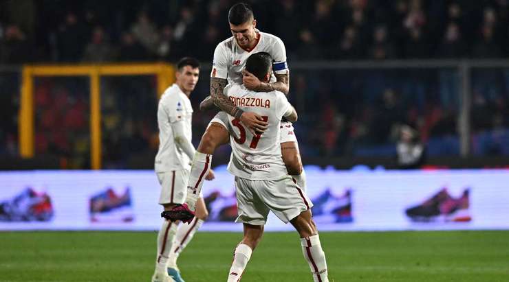 Leonardo Spinazzola (AS Roma) đón được quả tạt và dứt điểm trong vòng cấm, cú sút chìm của anh đã đưa bóng vào góc thấp bên phải khung thành!
