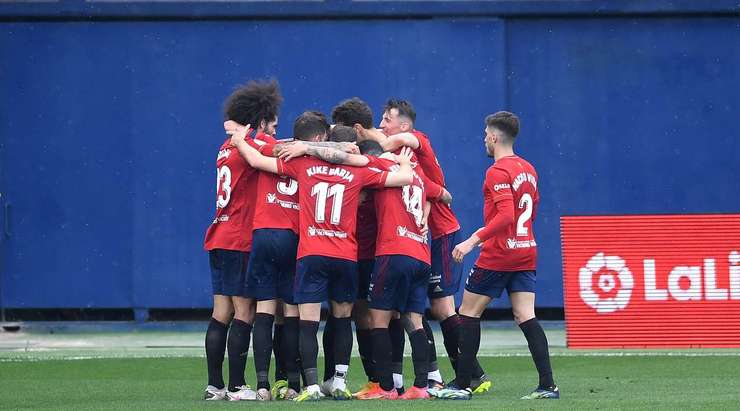 Bóng đã nằm gọn trong lưới! Jon Moncayola (Osasuna) tung một cú vô-lê xuất sắc từ rìa vòng cấm và nó đi vào phía trong cột dọc bên phải, khiến thủ môn không thể làm gì được. Manuel Sanchez là người đã kiến tạo bàn thắng. Một pha dứt điểm tuyệt vời, 0:1.