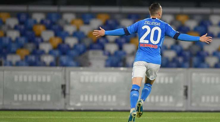 Vào! Piotr Zielinski (Napoli) là người nhanh nhất phản ứng với pha bóng bật ra và sút bóng vào lưới. Tỉ số là 1:0.