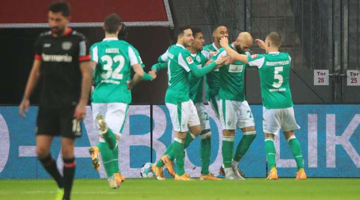 Vào! Bóng từ quả đá phạt trước đó đến chân của Omer Toprak (Werder Bremen) trong vòng cấm và cầu thủ này tung một cú sút căng chuẩn xác vào góc thấp bên phải.