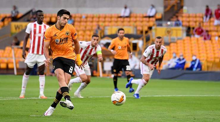 Vào! Raul Jimenez (Wolves) giành chiến thắng trên chấm phạt đền bằng một cú sút không thể cản phá, vượt qua tầm với của thủ môn Bobby Allain vào góc thấp bên phải.
