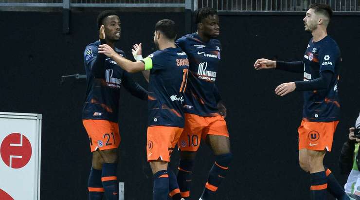Elye Wahi (Montpellier) là người nhanh nhất có mặt khi quả bóng bật ra ngay bên trong vòng cấm, và anh ấy đánh đầu thẳng vào mé trong cột dọc bên phải.