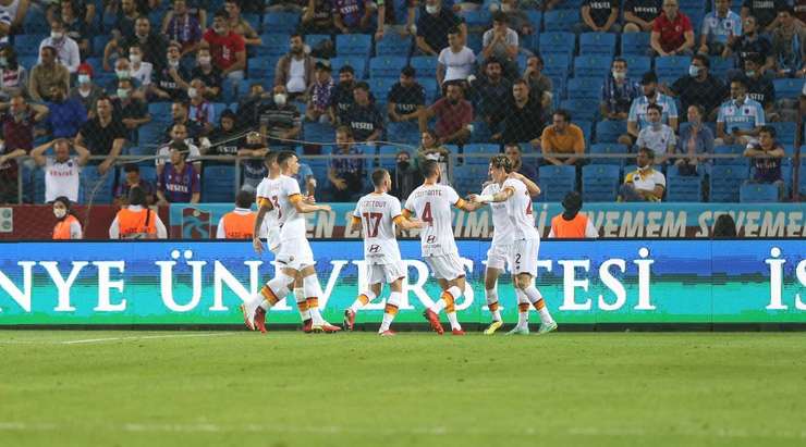 Vào! Eldor Shomurodov (AS Roma) đã có mặt đúng lúc đúng chỗ để lấy bóng bật ra trong vòng cấm, và anh ấy sút bóng vào chính giữa mành lưới. Tỉ số là 1:2.