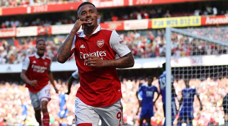 VÀO! Bóng được treo vào từ quả phạt góc và Gabriel Jesus (Arsenal) chạy chỗ rất tốt để tung một cú đánh đầu hoàn hảo vào góc phải cầu môn. Tỉ số của trận đấu đã được nâng lên: 2:0.