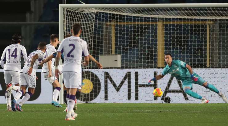 Vào! Krzysztof Piatek (Fiorentina) giành chiến thắng trên chấm phạt đền bằng một cú sút không thể cản phá, vượt qua tầm với của thủ môn Juan Musso vào góc thấp bên phải.