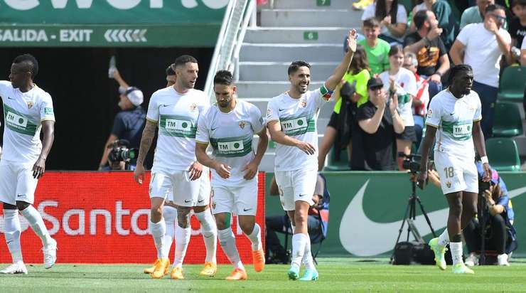 Vào! Fidel (Elche) đã không do dự tung cú sút ngay ngoài vòng cấm. Đó là một cú sút căng tuyệt đẹp, đánh bại thủ môn đối phương.