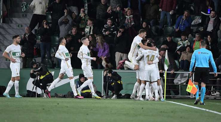 Fidel (Elche) đánh lừa thủ môn Claudio Bravo đổ người về góc và sút quả penalty vào chính giữa khung thành.