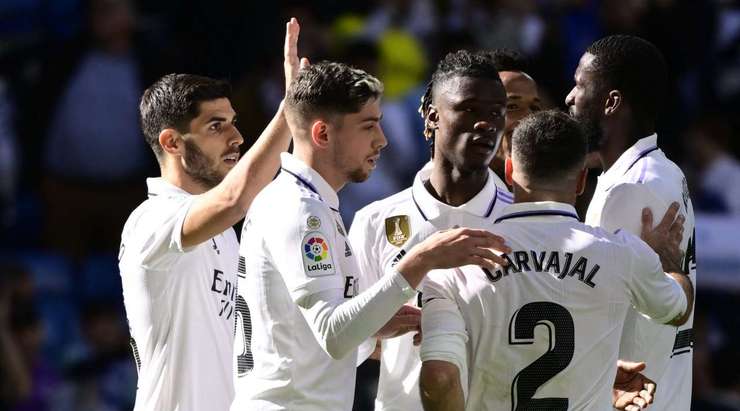 Vào! Nacho Fernandez vừa thả một đường chọc khe thông minh cho Marco Asensio (Real Madrid), anh xâm nhập vòng cấm và phóng một cú sút chính xác về phía góc phải khung thành. Tỉ số là 3:1.
