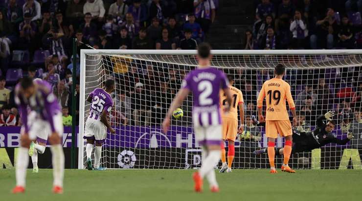 VÀO! Đó là một cú sút phạt đền hoàn hảo của Cyle Larin (Valladolid) về phía bên trái khung thành, không có một chút cơ hội nào cho thủ môn Ivo Grbic để cản phá!