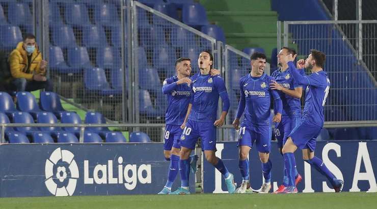 VÀO! Bóng được treo vào từ quả phạt góc và Enes Unal (Getafe) chạy chỗ rất tốt để tung một cú đánh đầu hoàn hảo vào góc trái cầu môn. Tỉ số của trận đấu đã được nâng lên: 1:0.