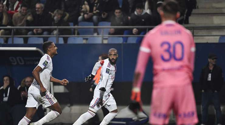 Vào - 1:3! Alexandre Lacazette (Lyon) tung một cú sút từ rìa vòng cấm và ghi bàn vào góc phải phía trên. Houssem Aouar kiến tạo thành bàn.