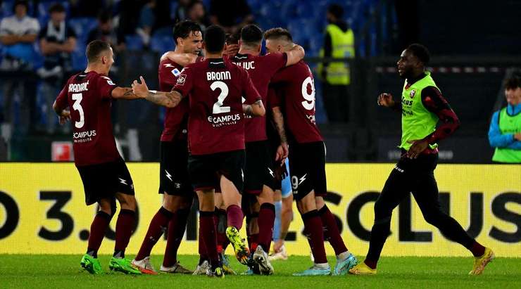 Vào! Pasquale Mazzocchi lấy bóng, giúp Antonio Candreva (Salernitana) thoát xuống vòng cấm và anh ấy ghi bàn với một pha dứt điểm bấm bóng thú vị để thay đổi tỉ số thành 1:1.