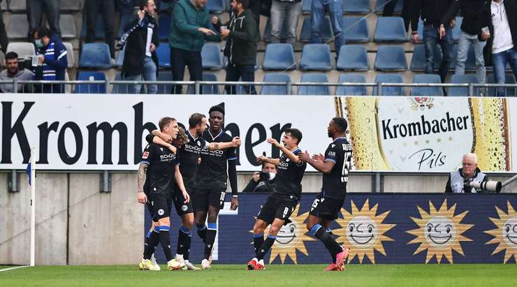 Jacob Laursen (Arminia Bielefeld) lấy bóng tại rìa vòng cấm và tung cú sút một chạm không hề do dự. Anh ấy sút bóng xuất sắc khi nó đi vào góc trái phía dưới. Có thể thực hiện tốt hơn không? Chắc chắn là không. 1:1.