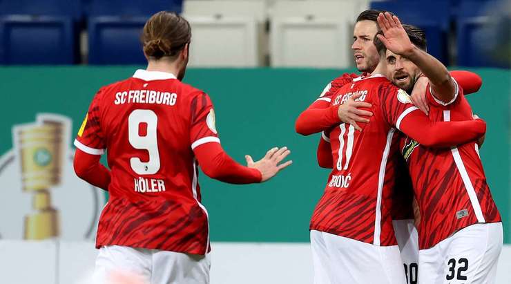 Vào! Lucas Holer vừa thả một đường chọc khe thông minh cho Vincenzo Grifo (Freiburg), anh xâm nhập vòng cấm và phóng một cú sút chính xác về phía góc thấp bên phải khung thành. Tỉ số là 0:1.