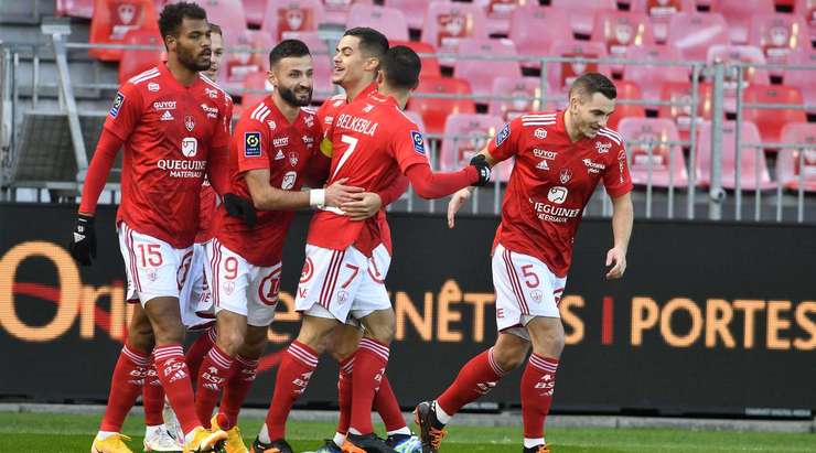 Vào! Franck Honorat (Brest) sút bóng bật ra vào góc phải phía dưới sau khi bóng đến chỗ anh ấy trong vòng cấm. Tỉ số là 1:0.