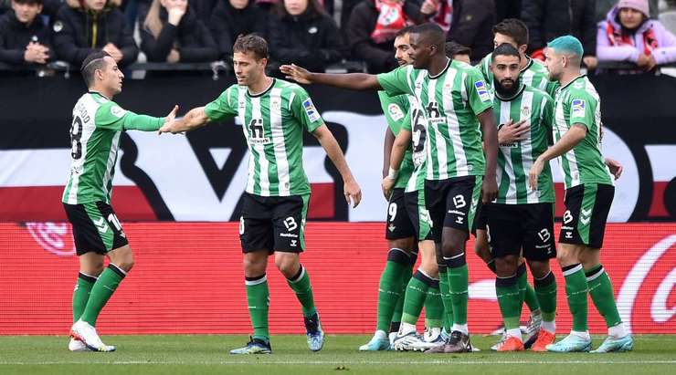 Trong một tình huống phạt góc, Ivan Balliu (Rayo Vallecano) nỗ lực đánh đầu phá bóng từ trong vòng 5m50, nhưng không may cho anh ấy, cú đánh đầu đã vô tình đưa bóng vào thẳng vào góc trái khung thành đội nhà.