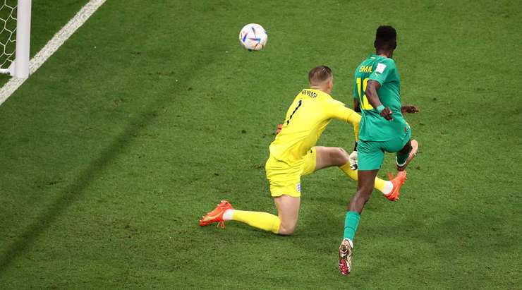 Một đường bóng bật ra tìm đến Ismaila Sarr (Senegal) ở một vị trí trống trải bên trong vòng cấm. Anh quan sát nhanh trước khi tung cú sút rất mạnh đi vọt xà ngang. Bóng đã đi hết đường biên ngang và Anh sẽ có một quả phát bóng lên.