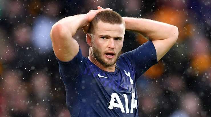 Eric Dier (Tottenham) tung một cú sút từ cự li gần, nhưng không hiểu sao anh ấy chỉ sút trúng cột dọc bên trái!