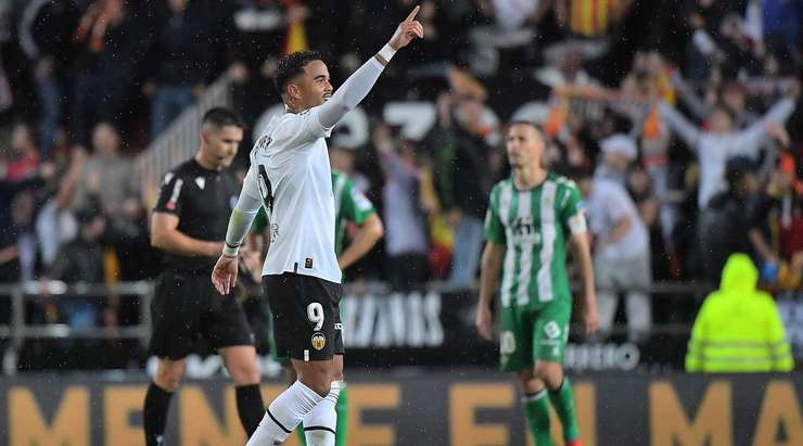 Vào! Đường kiến tạo xuất sắc của Jose Gaya mở ra rất nhiều khoảng trống cho Justin Kluivert (Valencia) ở ngoài rìa vòng cấm. Quan sát thấy thủ môn đang lên cao, cầu thủ này lạnh lùng tỉa bóng chính xác vào góc dưới bên phải khung thành. Tỉ số là 3:0.