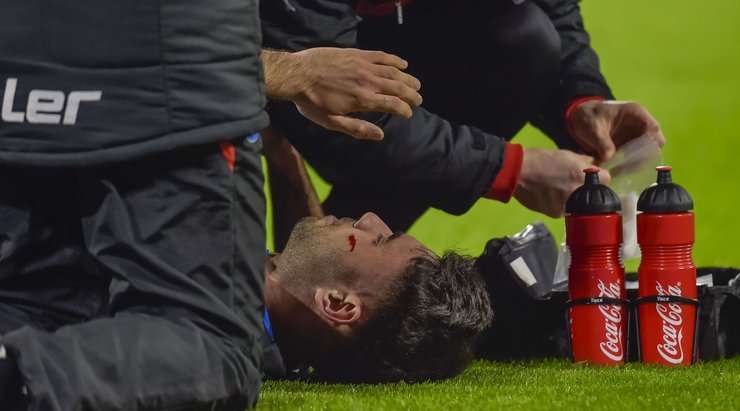Gerrit Holtmann (Paderborn) đang yêu cầu trợ giúp y tế và trọng tài đã cho dừng trận đấu để các bác sĩ vào sân.