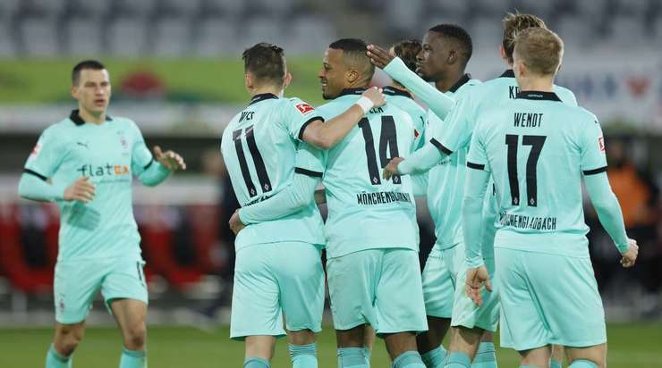 Alassane Plea (B. Monchengladbach) ghi một trong nhưng bàn thắng đẹp nhất trong sự nghiệp của mình. Cú sút căng tên lửa từ xa của anh đi thẳng vào góc cao bên phải. Bàn thắng này chắc chắn sẽ xuất hiện rất nhiều trên tivi vào những ngày sắp tới.